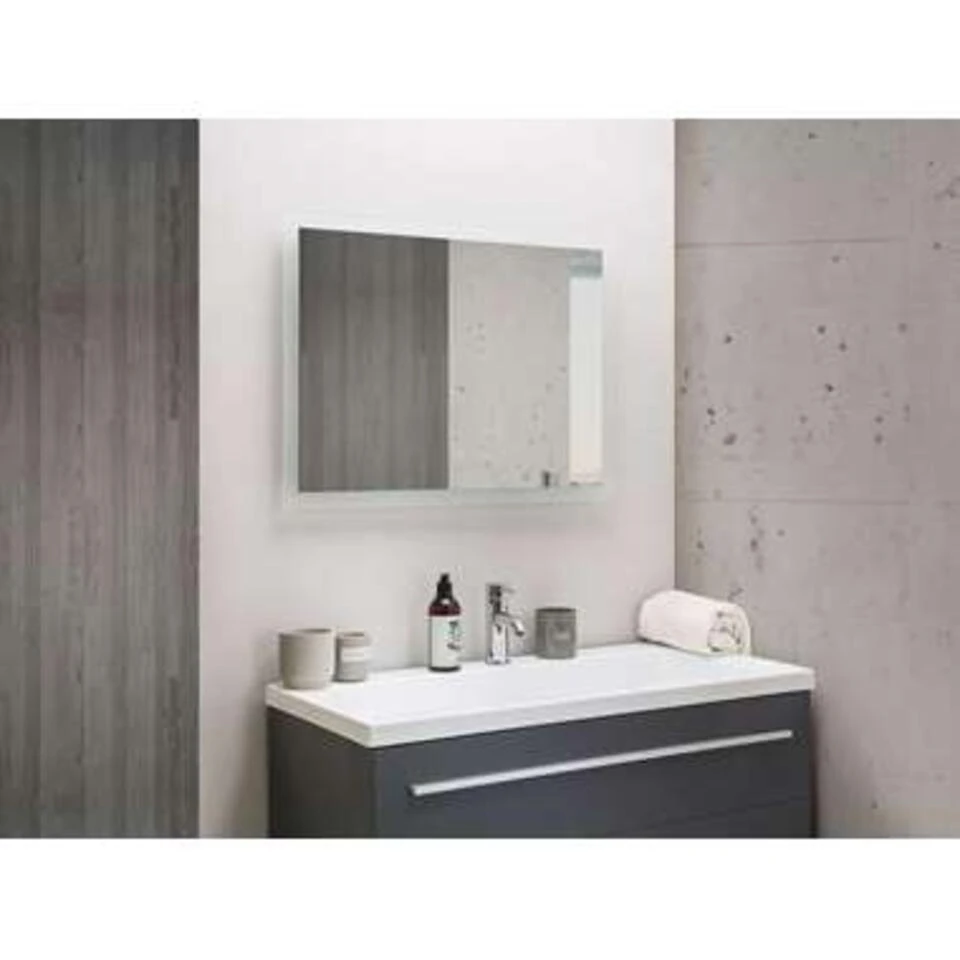 Beliani Badkamerspiegel ADOUR - Zilver Synthetisch Materiaal Beliani Badkamerspiegel ADOUR - Zilver Synthetisch Materiaal -Beliani 0491a258be784b4693dbafe8e4a7249b