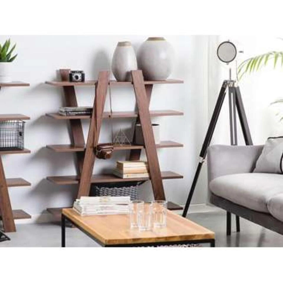 Beliani Boekenkast ESCALANTE - Donkere Houtkleur Vezelplaat Beliani Boekenkast ESCALANTE - Donkere Houtkleur Vezelplaat -Beliani 1131179362 0102