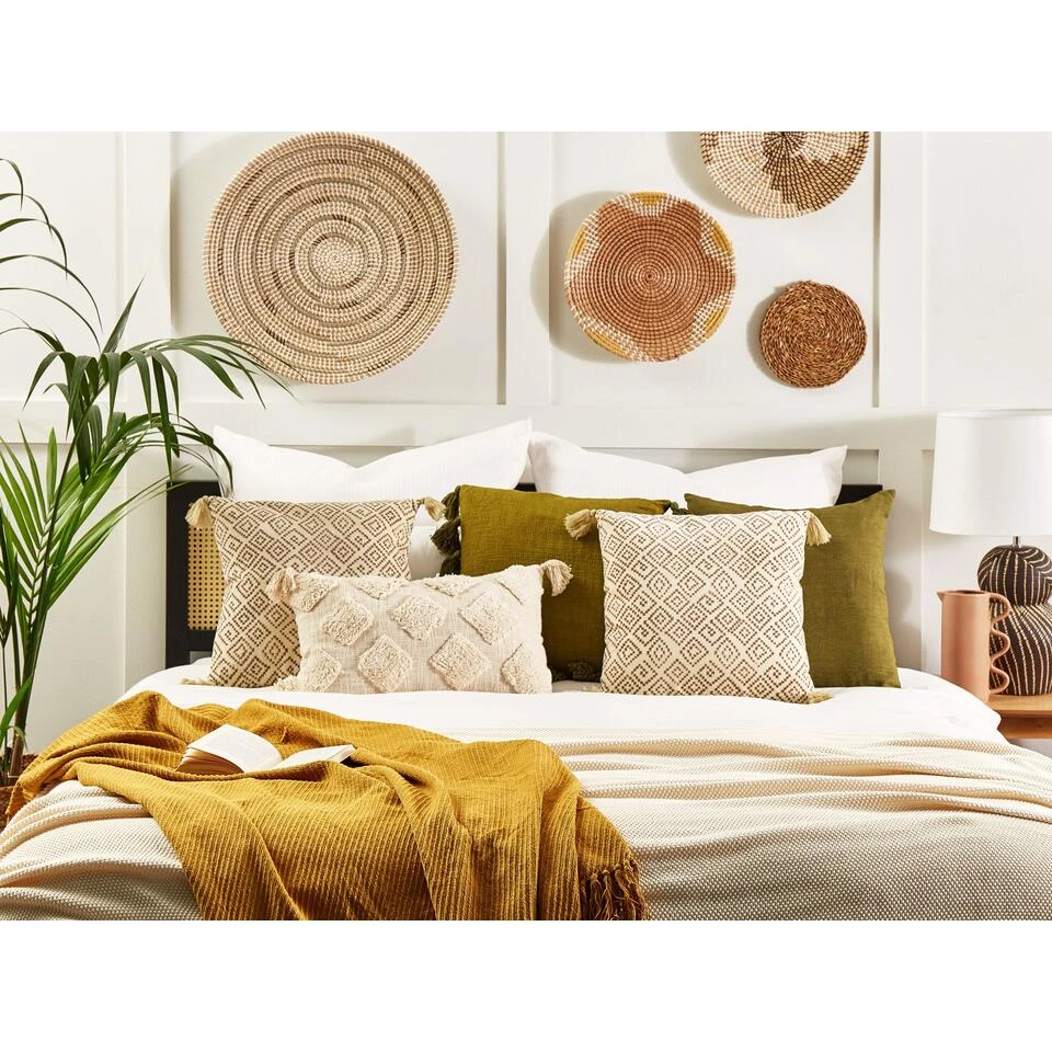 Beliani Sierkussen SANTOLINA - Beige Fluweel Beliani Sierkussen SANTOLINA - Beige Fluweel -Beliani 4bcb6aac675547ab97ae6df0d82dbcd0