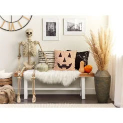 Beliani Sierkussen SEBES - Beige Fluweel -Beliani 50c837684a764cc3aa787e5fa763a7d6