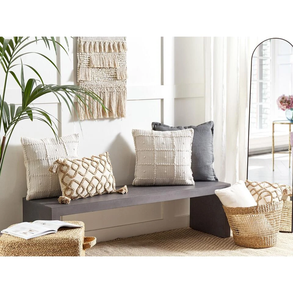 Beliani Sierkussen IXORA - Beige Katoen Beliani Sierkussen IXORA - Beige Katoen -Beliani 5d471db412cb4458ab4d31e21fe61f0e