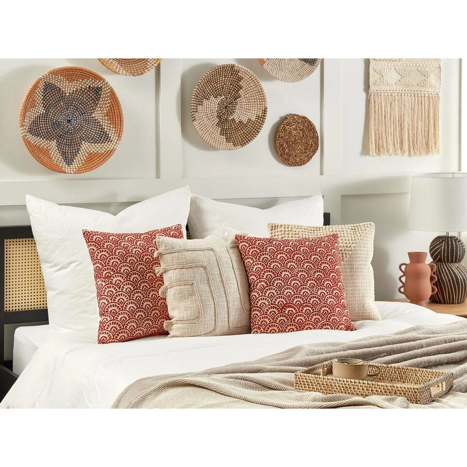 Beliani Sierkussen RHUS - Rood Katoen Beliani Sierkussen RHUS - Rood Katoen -Beliani 67124621b8044857bfc5317e0deba000