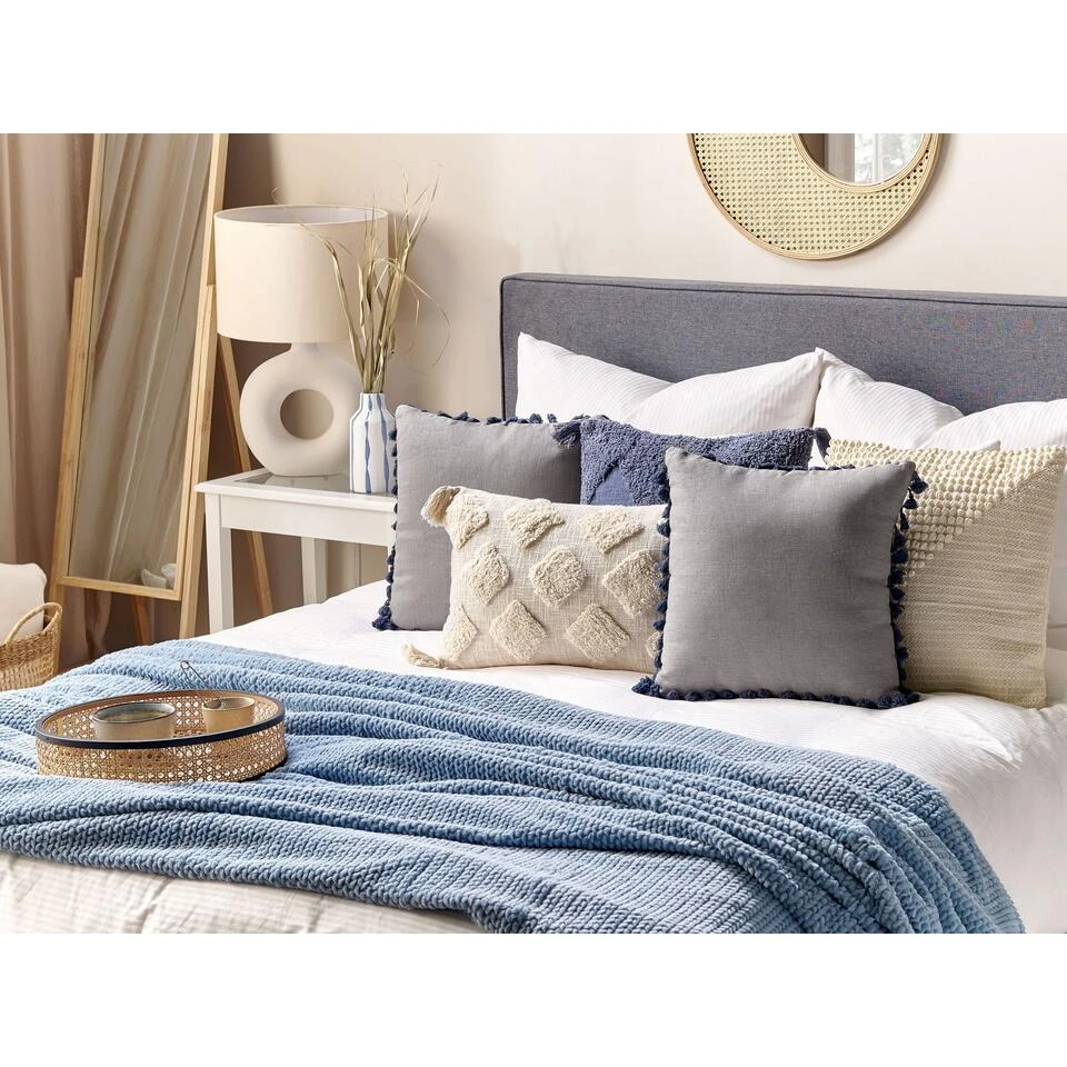 Beliani Sierkussen CARPINUS - Grijs Linnen Beliani Sierkussen CARPINUS - Grijs Linnen -Beliani 7886cf921e7b47bb8a964900308a29ac