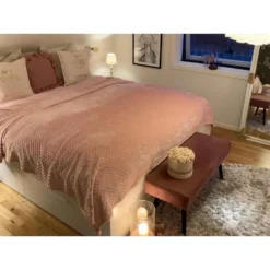 Beliani Plaid SAMUR - Roze Polyester -Beliani 847a4f6e31924e57be1d44a0d5086e54