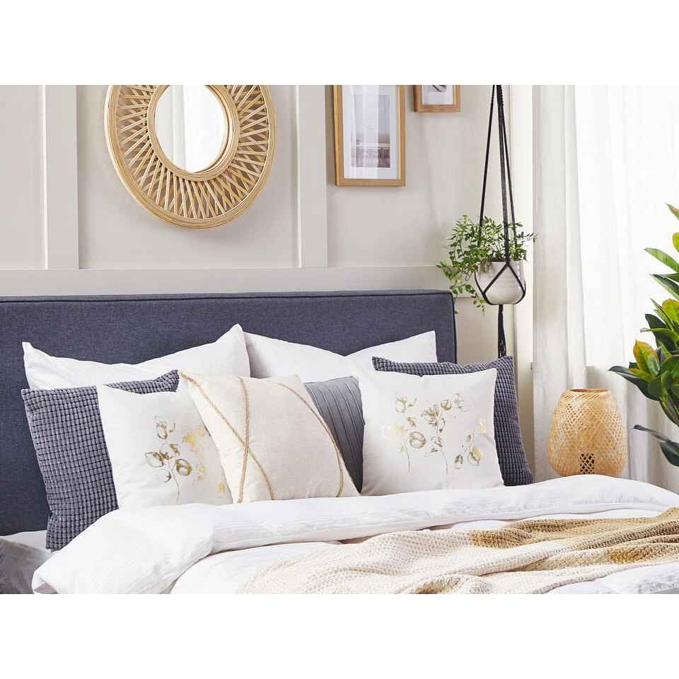 Beliani Sierkussen GOMPHRENA - Beige Polyester Beliani Sierkussen GOMPHRENA - Beige Polyester -Beliani 9e2628cf89bf413c972f16b9ffa34201