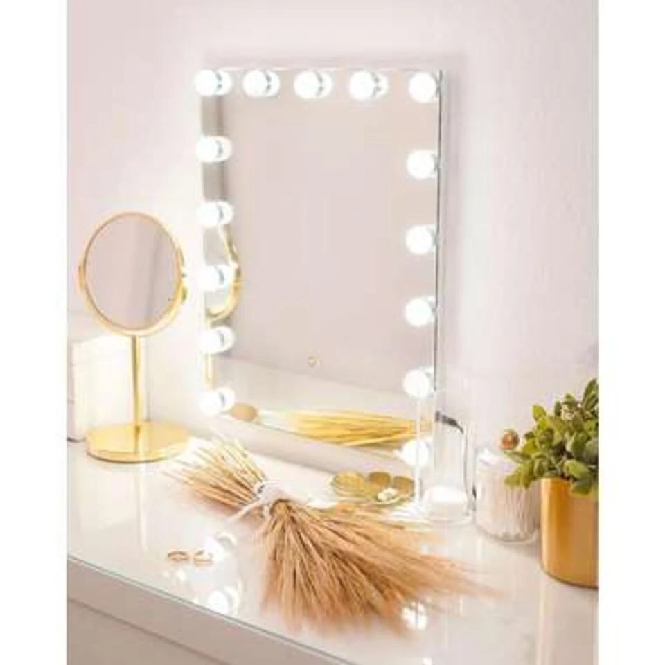 Beliani Badkamerspiegel LUCENAY - Zilver Ijzer Beliani Badkamerspiegel LUCENAY - Zilver Ijzer -Beliani fa459ed20780437e8f149264cdf4d981